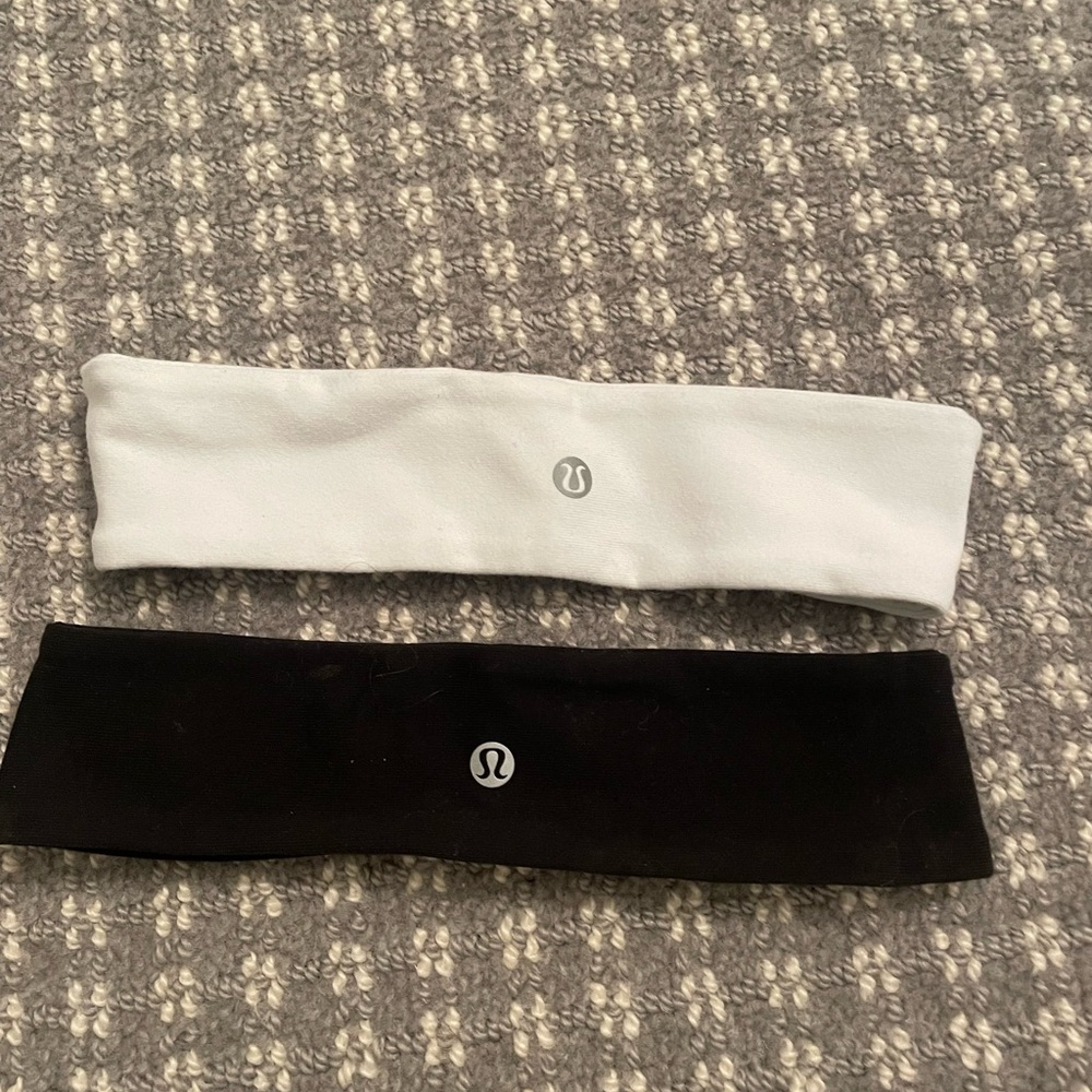 Black and white Lululemon headband set